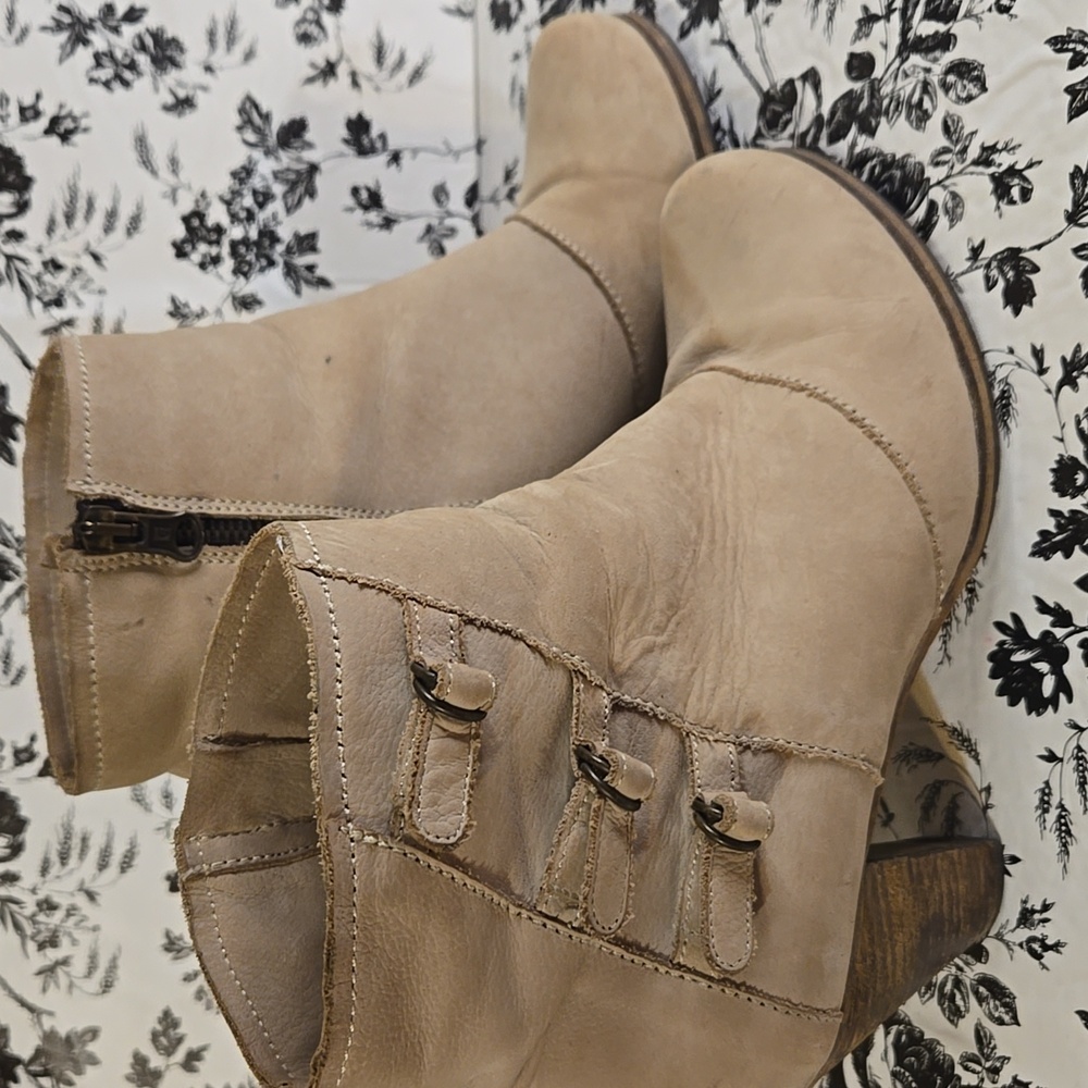 Stylish Tan Ankle Boots B139